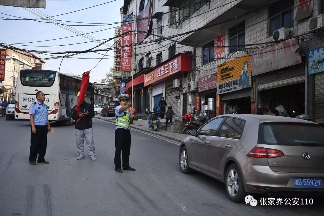 张家界一道路多条线缆掉落 交警辅警托举3小时