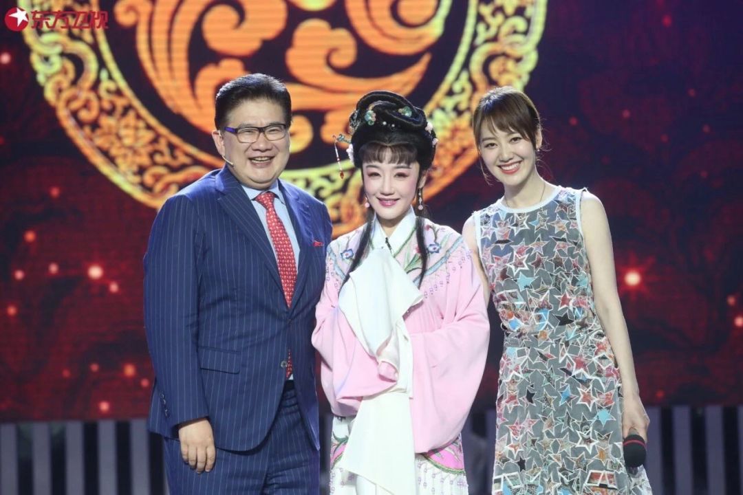 国庆假期里,上海电视台主持人曹可凡的特别节