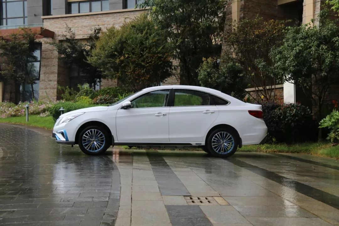 续航410公里,补贴后13万开走这辆国产纯电轿车!