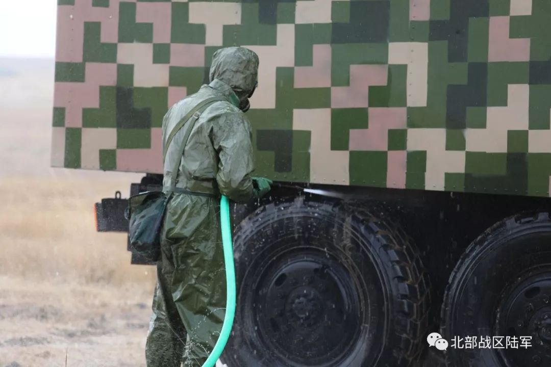 突遇生化武器袭击看防化兵如何化险为夷