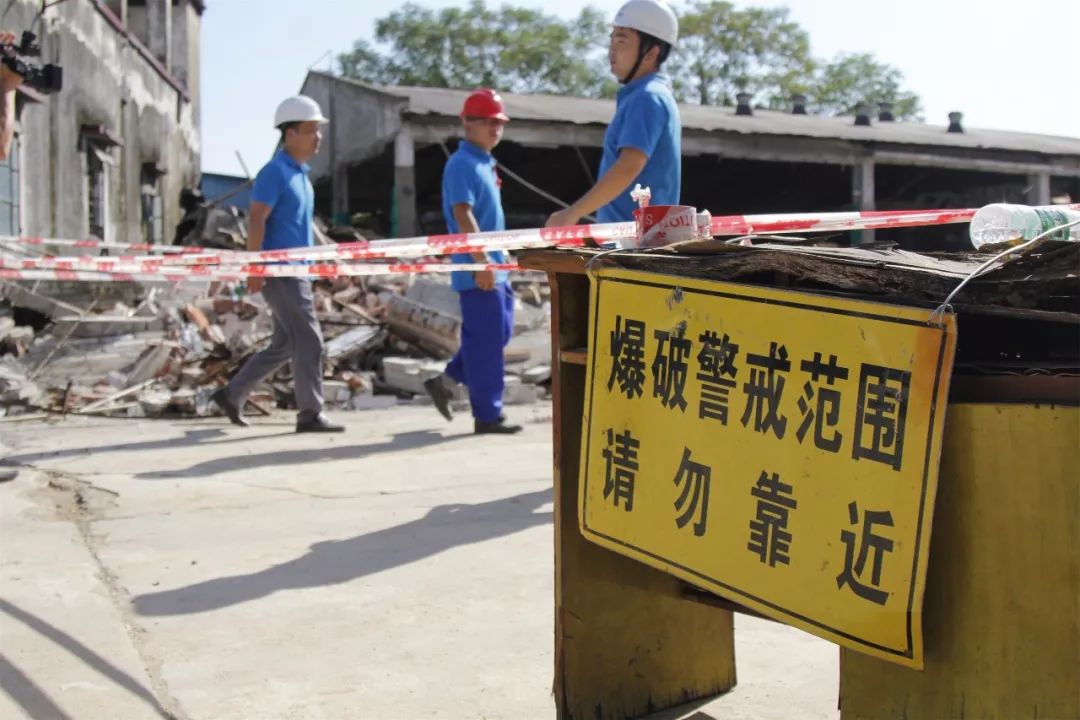 西樵对一违建厂房进行爆破拆除!
