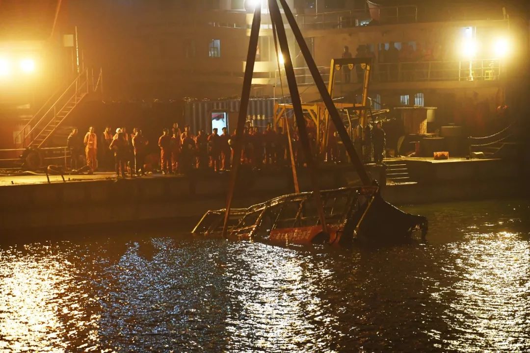 重庆万州坠江公交车昨晚被打捞出水 现场鸣笛