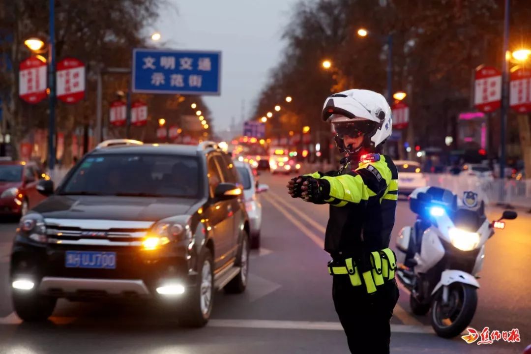 定格感动瞬间!焦作帅气“网红交警”迅速走红,只因他……