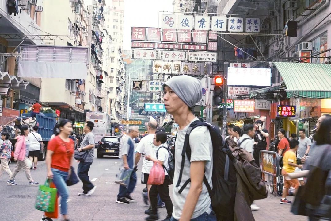 10年没赚1分钱,还露宿街头吃剩饭,从中产生活到流浪汉,他却说现在比曾经活得更好