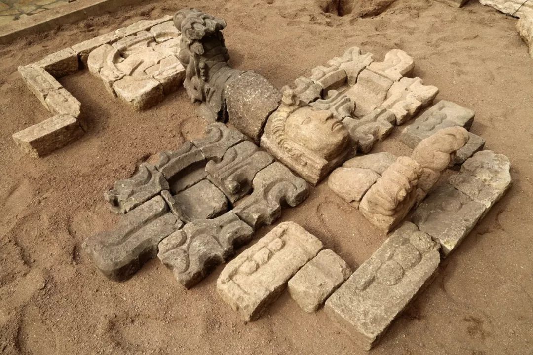 沙盘复原的龙头神鸟协助玉米神重生的雕刻。社科院考古所供图