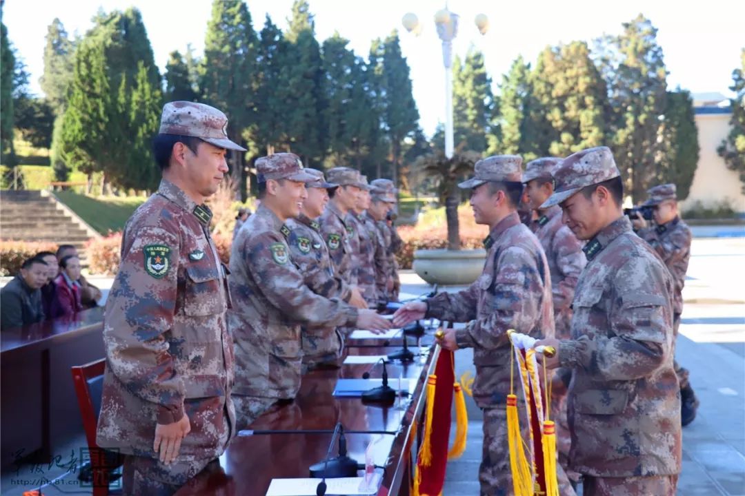 第75集团军某新训团举行新兵入伍宣誓暨表彰