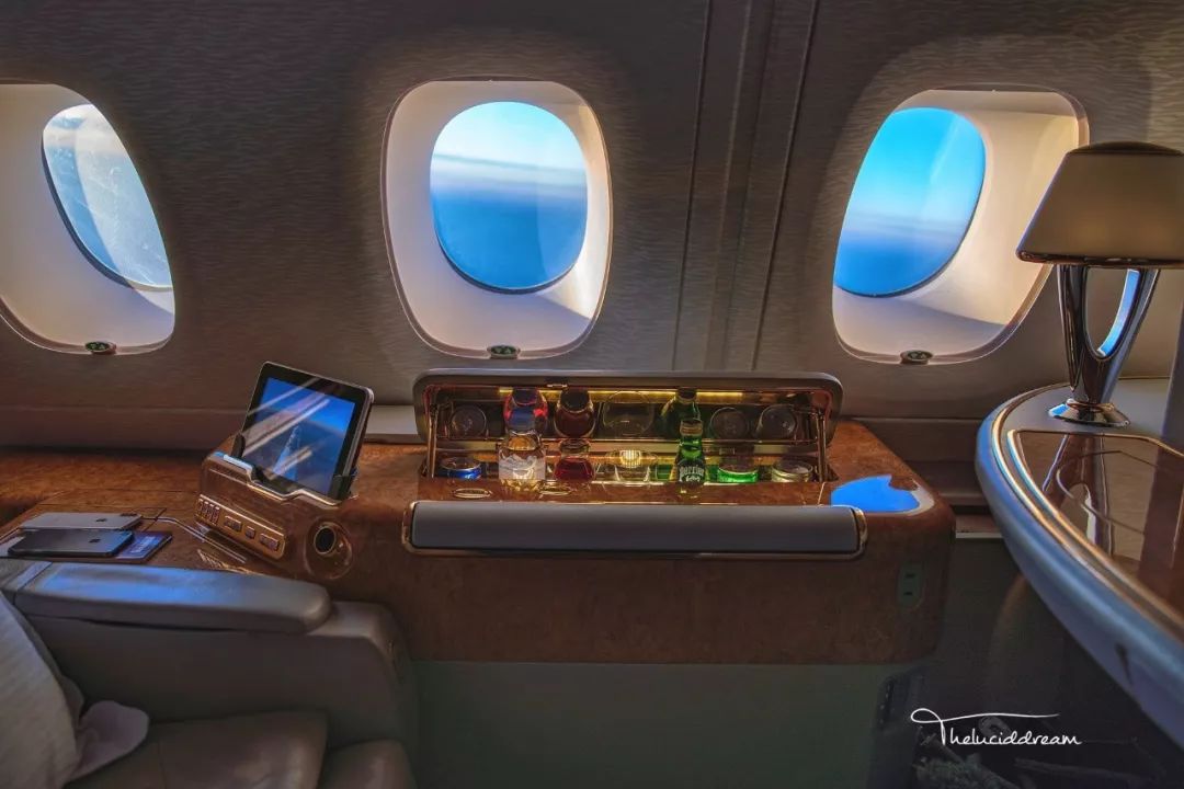 阿联酋航空A380客机头等舱商务舱体验