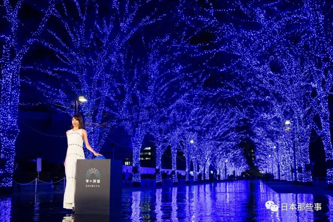 再为大家补充一下往年一些知名女星的圣诞点灯造型。