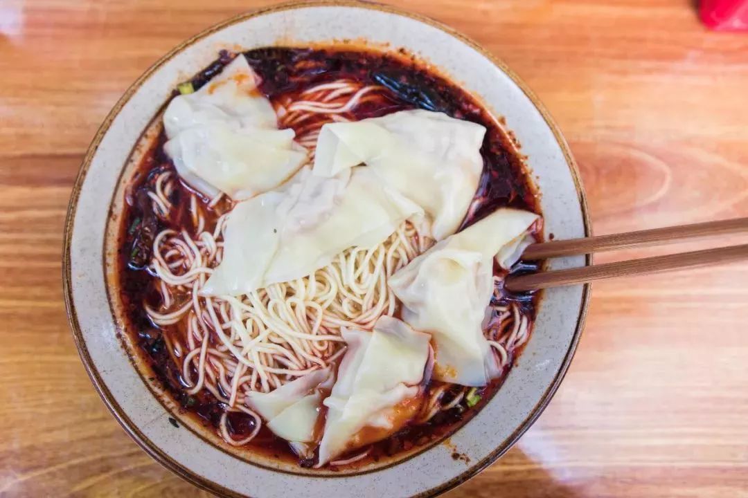 "一碗小红,小清也ok!"呼~渝北这家店专卖抄手面!