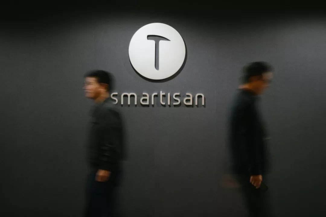 罗永浩终于抱上“大腿”?锤子科技员工改签今日头条