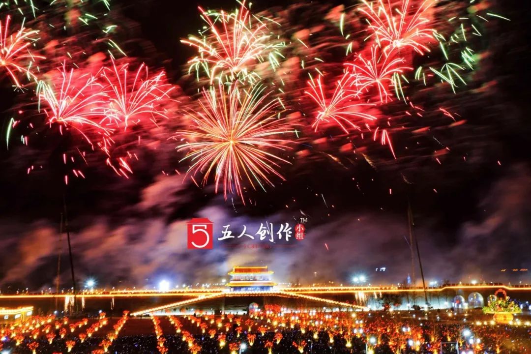 婚纱照甩烟花那个视频_烟花棒在那个光遇图(3)