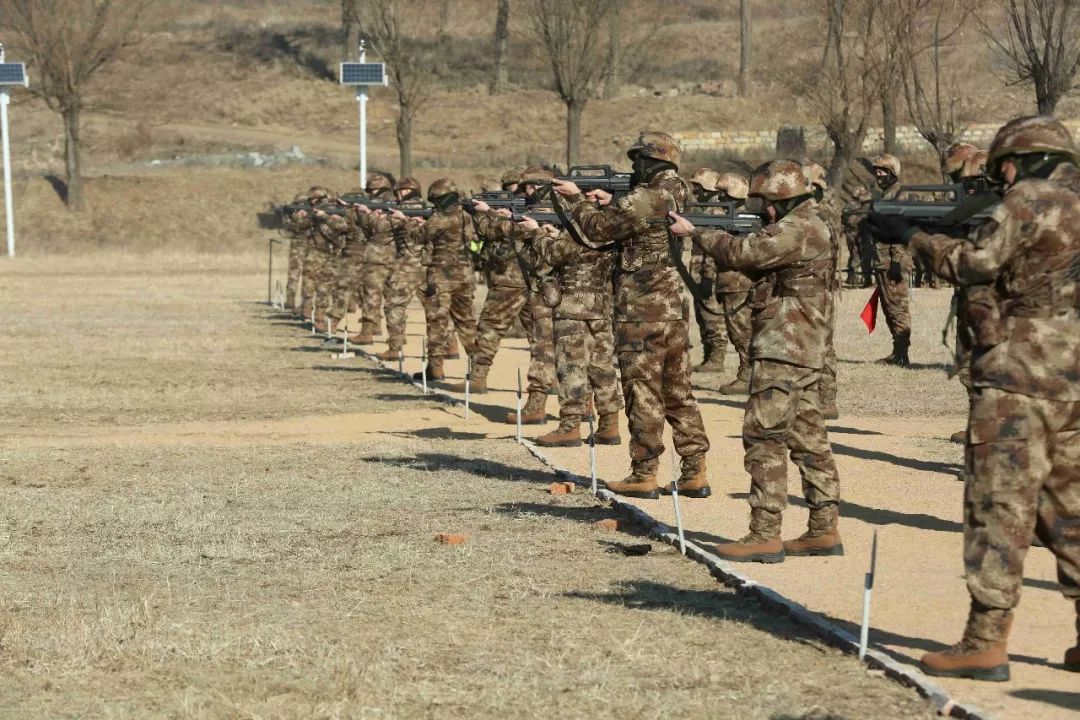 在此次大练兵热潮中,合成营把战术练强;勤务保障营把技术练精;炮兵营