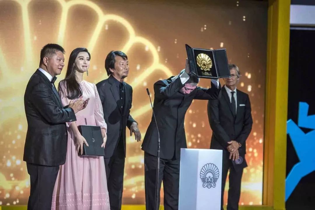 被股权质押消灭的綦建虹曾和成龙开影城如今成老赖
