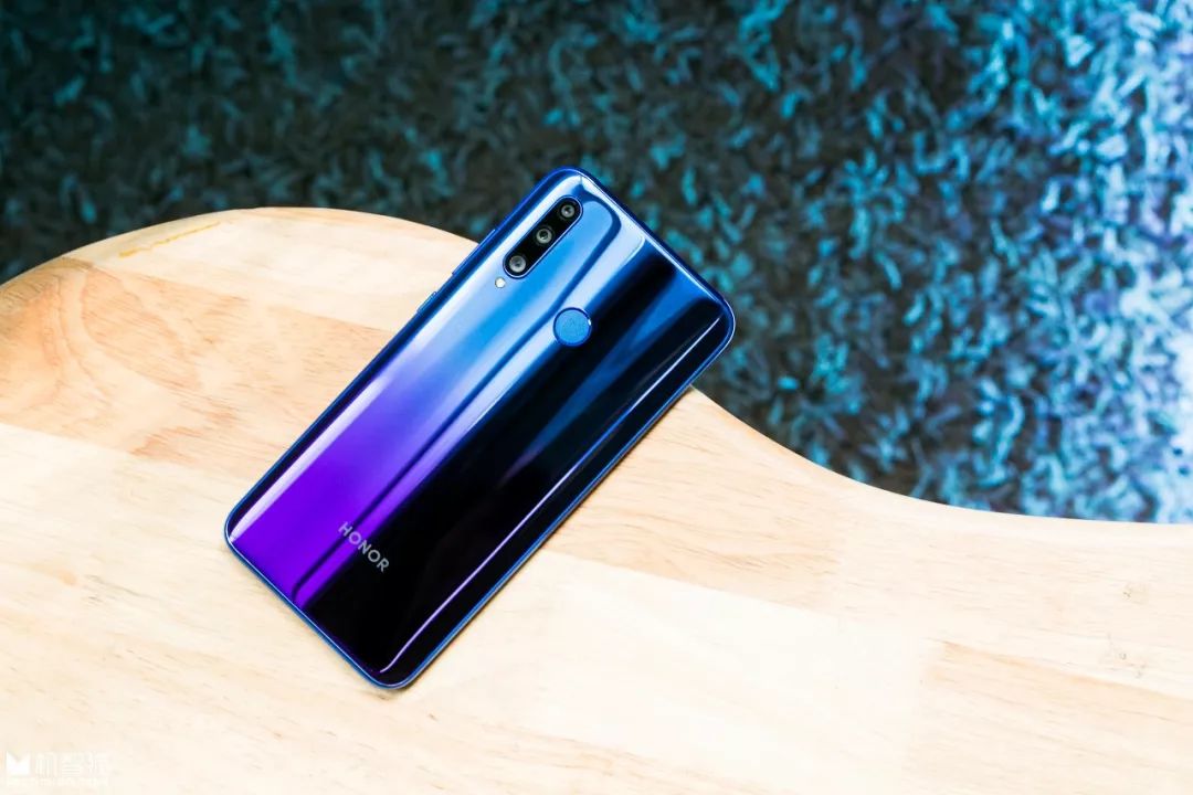 荣耀20i发布，新鲜出炉的小姐姐自拍来啦！