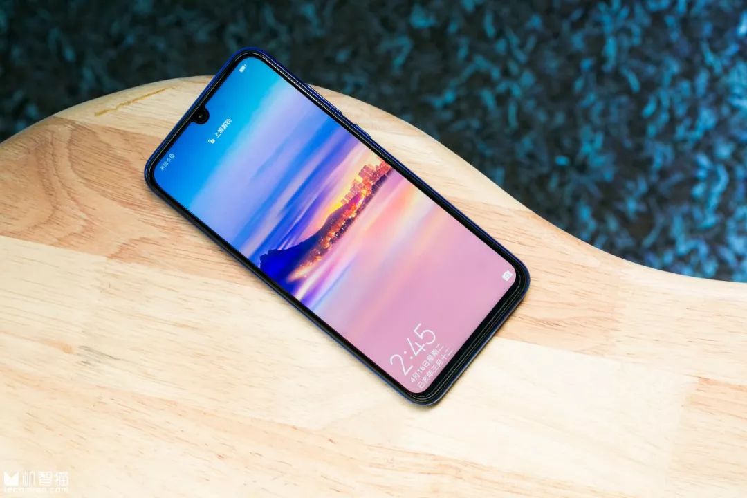 荣耀20i发布，新鲜出炉的小姐姐自拍来啦！