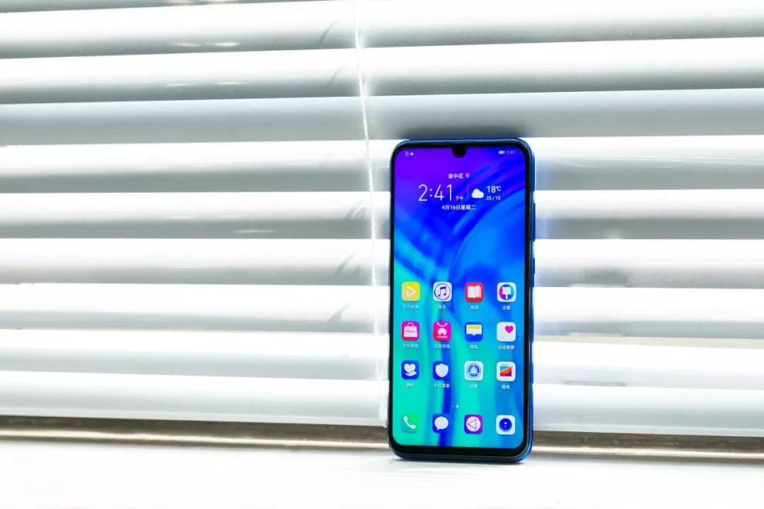 荣耀20i发布，新鲜出炉的小姐姐自拍来啦！