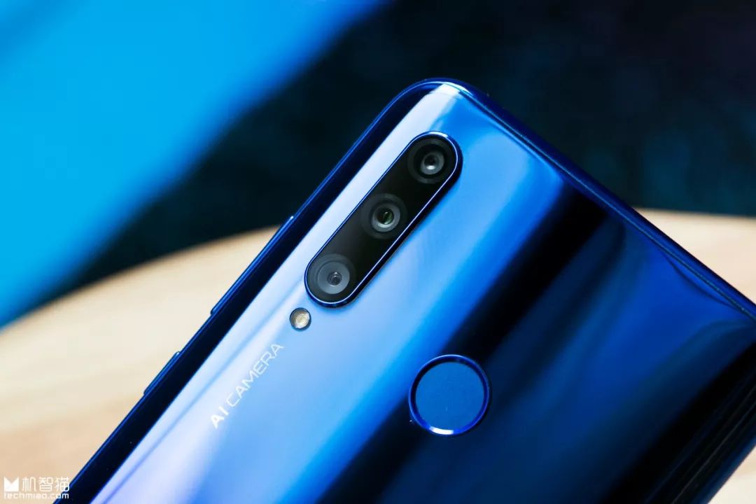 荣耀20i发布，新鲜出炉的小姐姐自拍来啦！