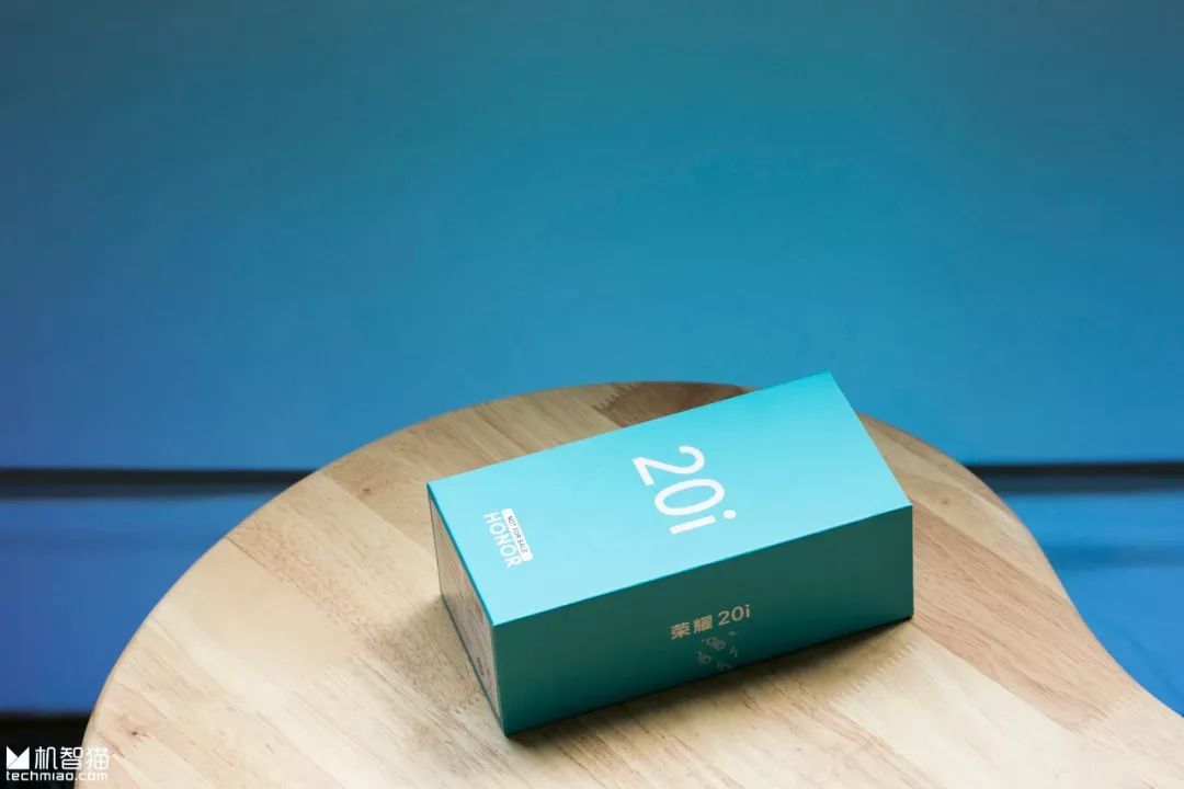 荣耀20i发布，新鲜出炉的小姐姐自拍来啦！