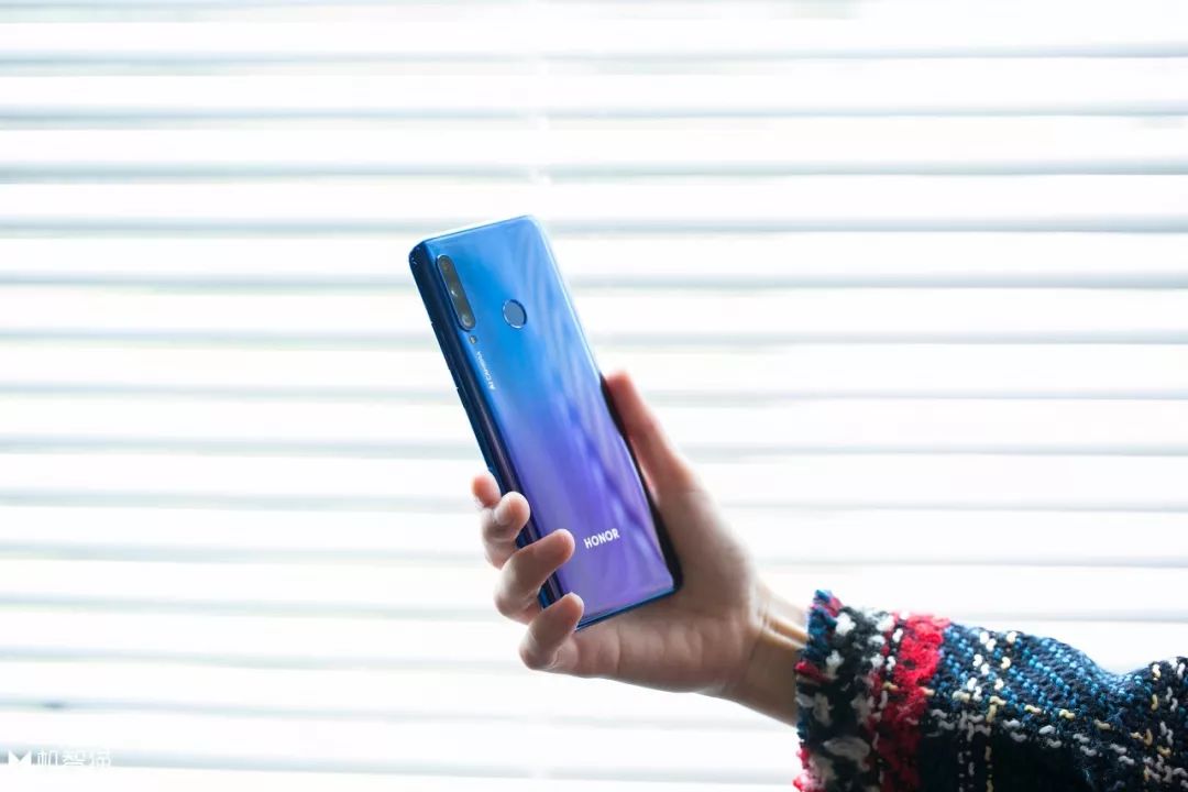 荣耀20i发布，新鲜出炉的小姐姐自拍来啦！