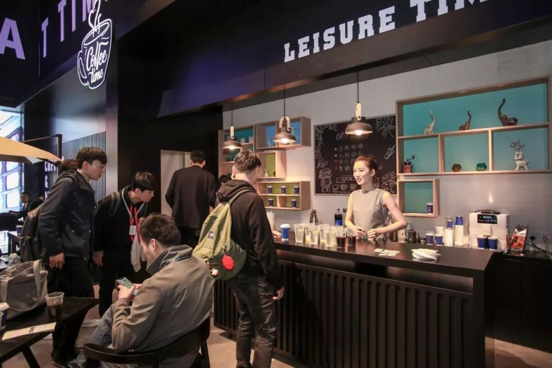 上海车展哪个展台最好玩,是谁把酒吧搬进了展馆?