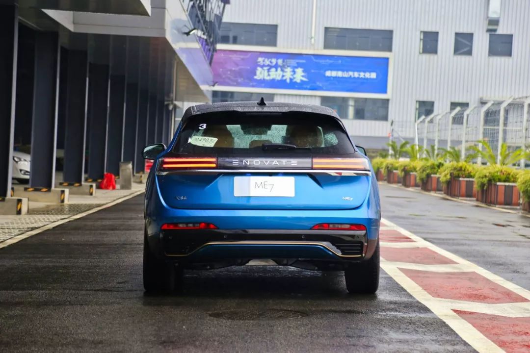 前排3个大屏、后排2个大屏,中国这台全新SUV,还没几个人认识