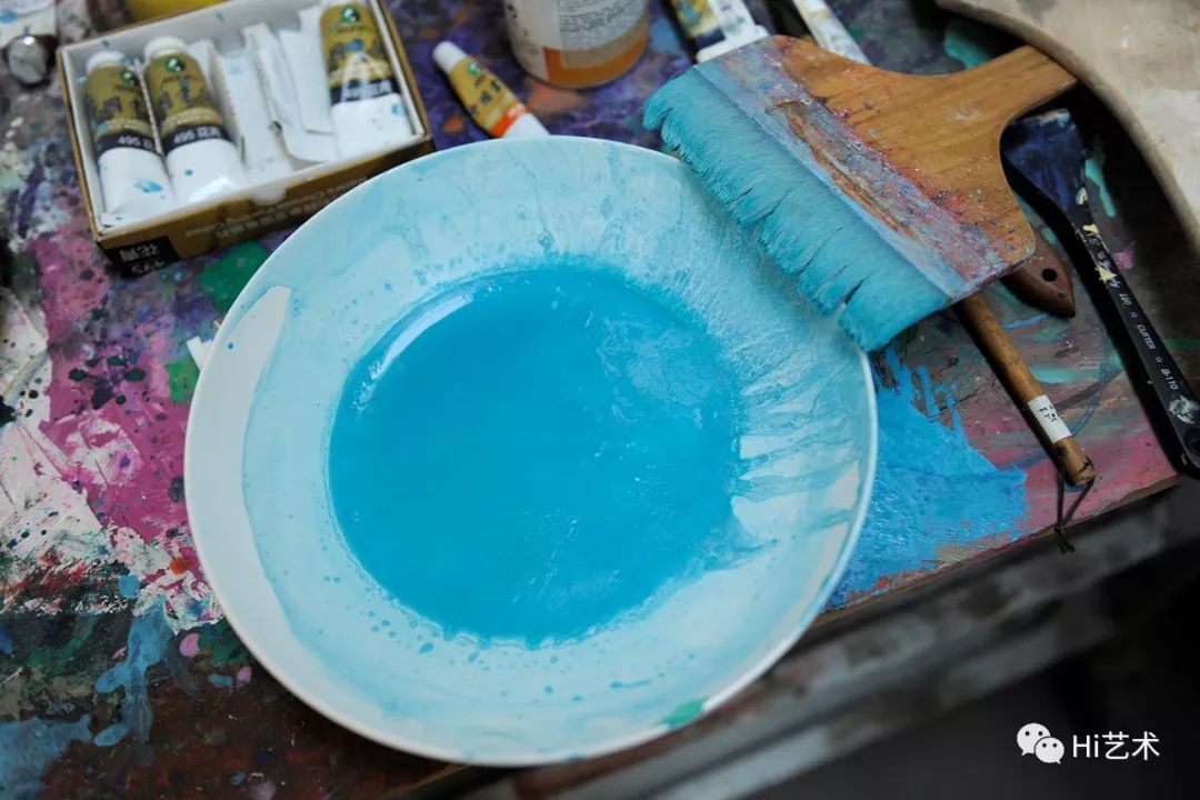他使用小碟里的花青色颜料,一遍又一遍刷在玻璃钢上