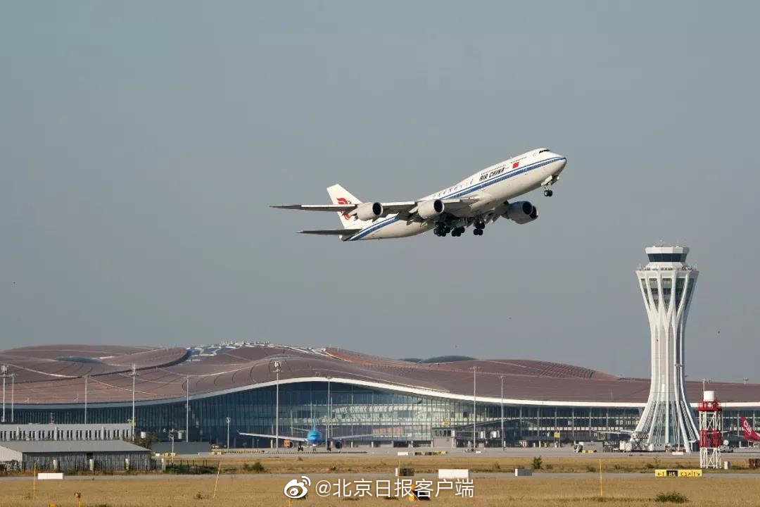  截至10月10日，大兴国际机场航班累计起降1205架次，日均80架次。 微博@北京日报客户端 图