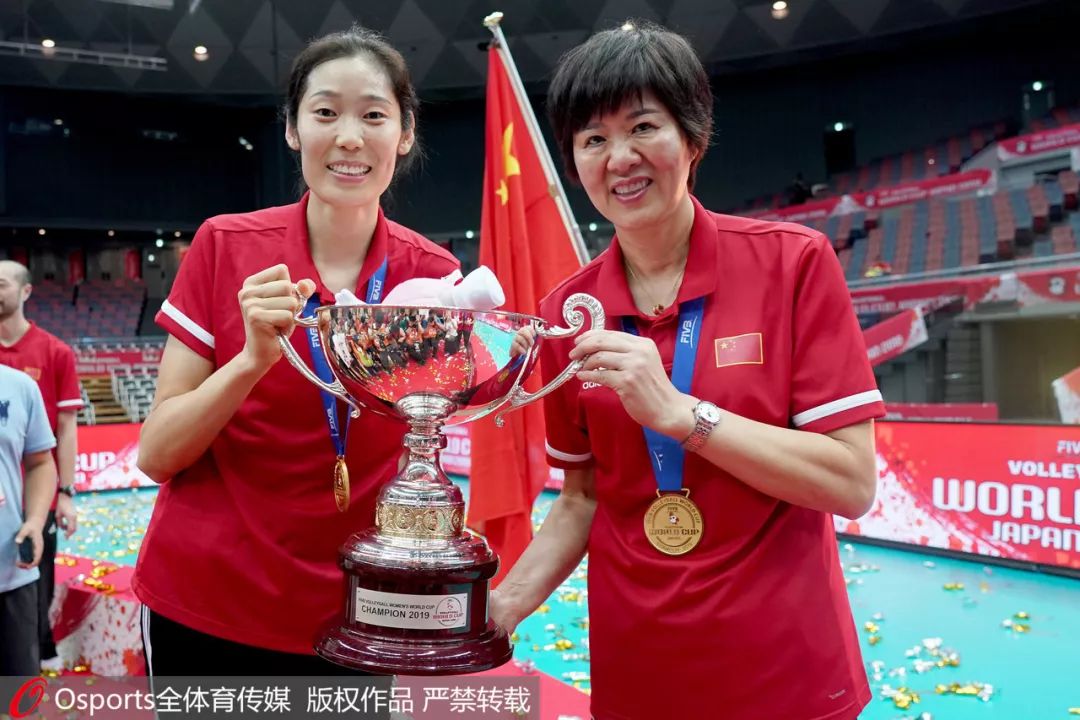 朱婷和郎平举起世界杯冠军奖杯。