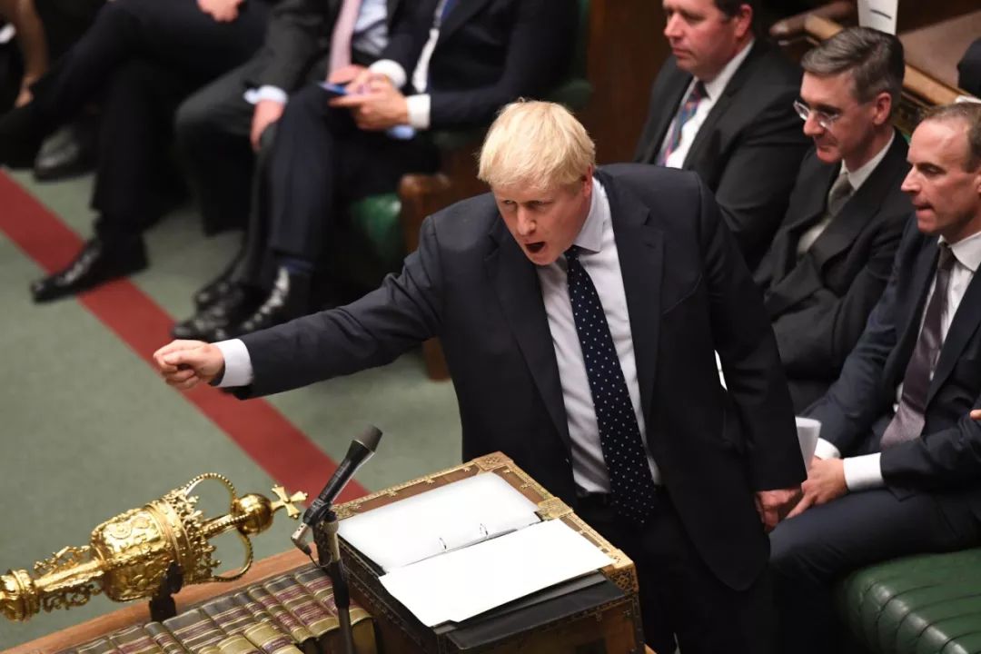 10月14日，在英国伦敦，英国首相约翰逊在议会下院发言。新华社发（英国议会摄影师杰西卡·泰勒摄）