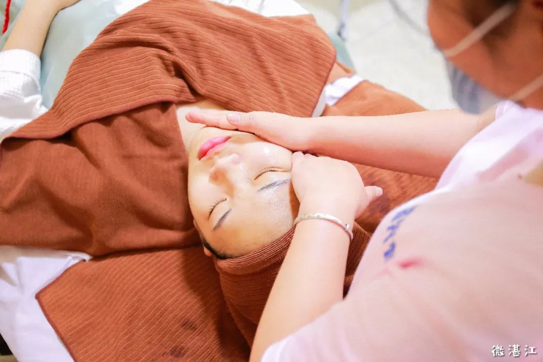 面部护理,纳米汗蒸,肩颈头部按摩.这间美容院助