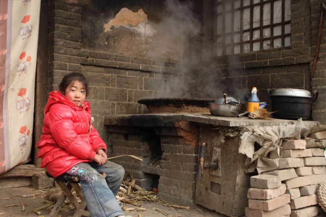 独自做饭的留守儿童 (图文无关)