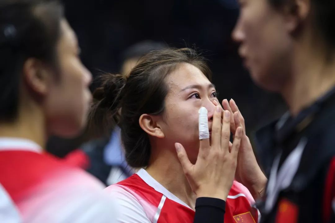 八一女排姑娘遗憾落泪/视觉中国