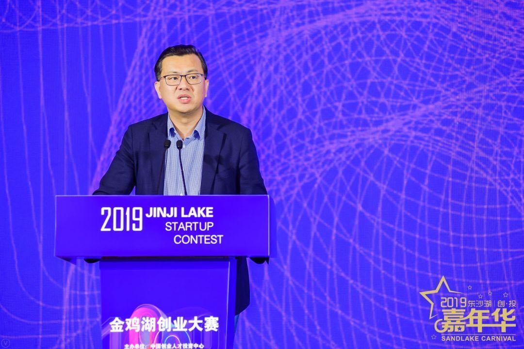 沙龙平台怎么样,最美抱姿!两岁男童做完手术无助大哭,被他一把抱进怀里