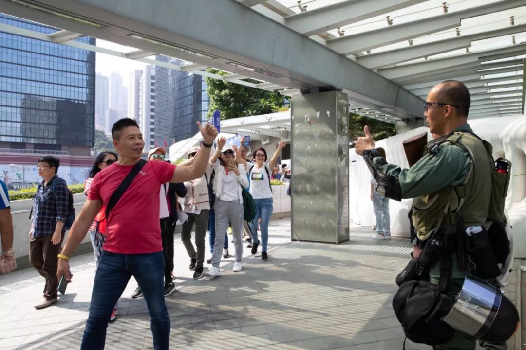 云博娱乐注册 - 男子持刀砍伤辅警 警员警告无效后开枪击伤其腿部