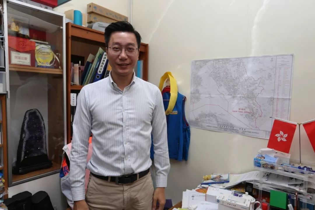 张培刚在议员办事处接受采访。