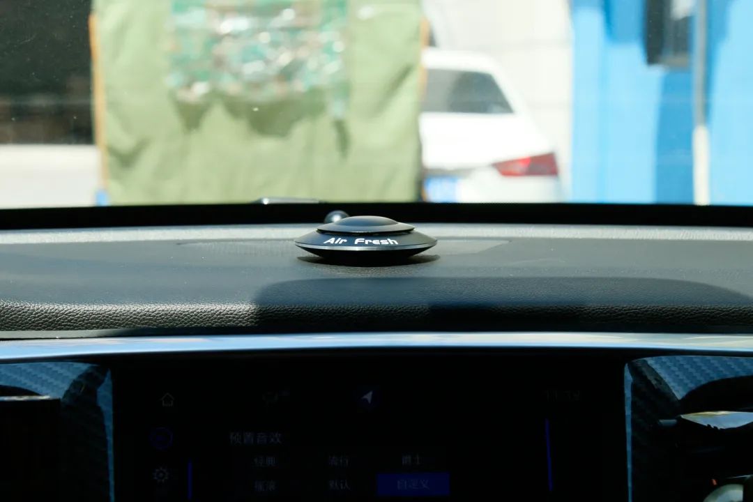 别老是拿豪车说事,老百姓车里放这个,有面儿有品味!