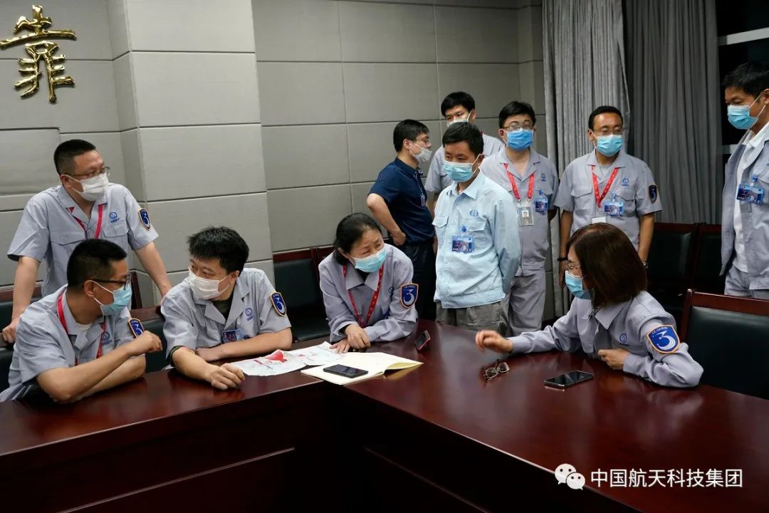 6月15日20时43分,火箭“两总”和手艺职员针对手艺题目举行紧要谈判(刘淮宇 摄)