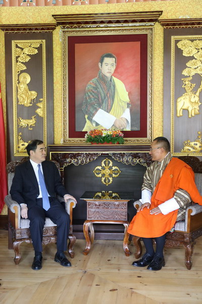 正在上传... 中国外交部副部长孔铉佑和不丹首相托杰。