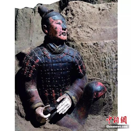此展品为秦代的陶器,出土于秦兵马俑二号坑。俑的塑造比起一般的陶俑要更加精细,对表情神态和发髻、甲片、履底等的刻画生动传神,并且文物原本的彩绘保存状况极好,真实表现了秦军作战的情景。资料图