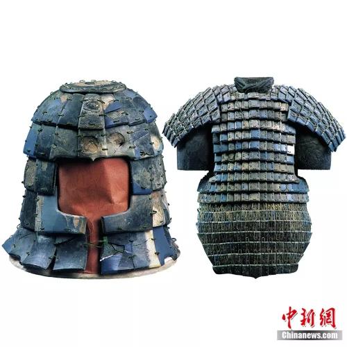 出土秦石甲胄,现在依然留有些许颜色。资料图
