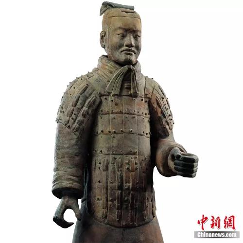 秦兵马俑一号坑出土的中级军吏俑头戴双版长冠,手中握剑,有的立于高级军吏俑身旁似为副手,有的立于士兵队列中似为领队。资料图