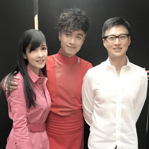 周慧敏晒与老公同框照 54岁的倪震看起来比51岁的她还要年轻