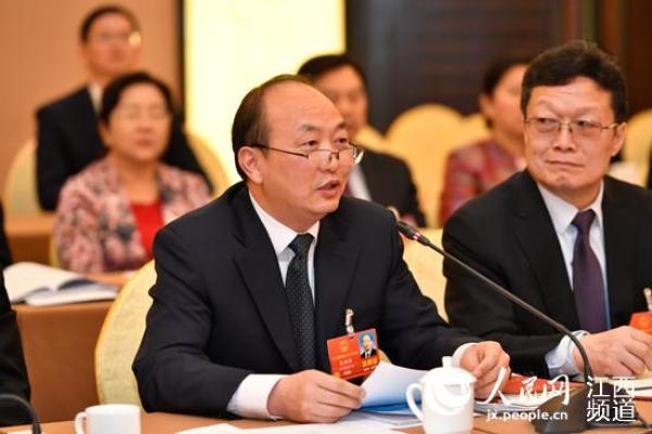 全国人大代表、江西师范大学附属中学校长张国新(左) 人民日报客户端 图