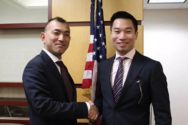 美国国务院东亚暨太平洋事务局副助理国务卿黄之瀚(右)