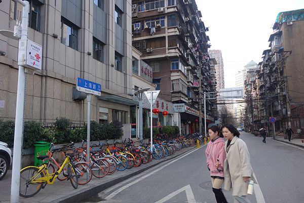 上海路的兩邊,大多是一些老房子。