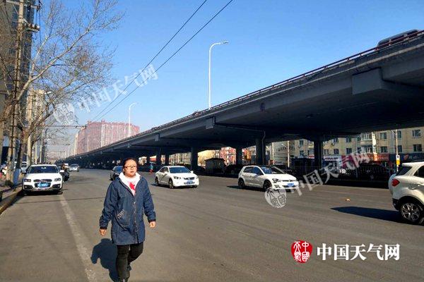 1521690278977007825.jpg 昨天,哈尔滨升温明显,行人纷纷身着春装出行。摄影:王楠
