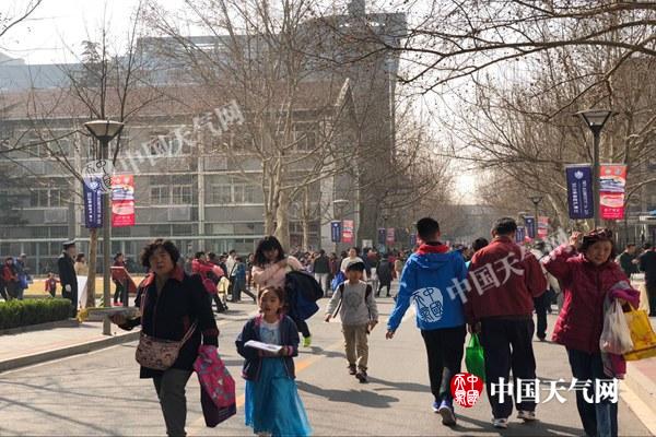 北方多省会回暖似初夏 西南华南降雨频繁