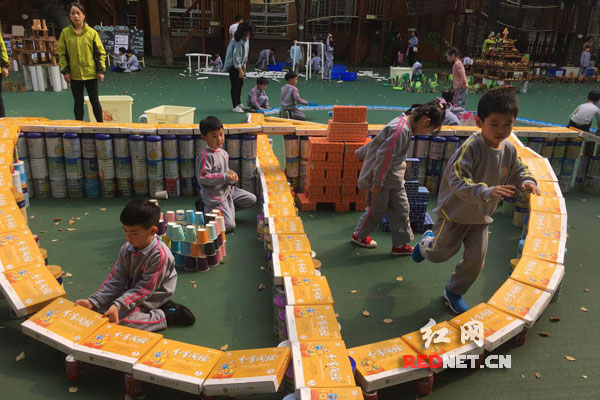 用游戏点亮孩子快乐童年 大班幼儿户外建构美