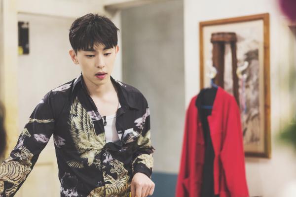 邓伦节目中演绎纯情歌手 深情守护女友20年