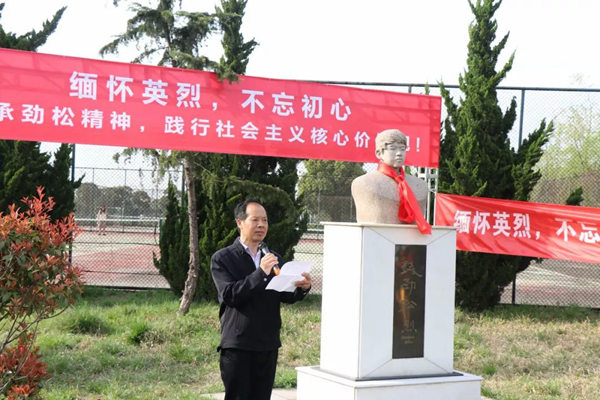 江苏信息职院组织祭扫"钱劲松"烈士